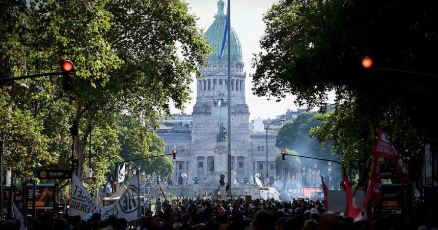 Jubilados y militantes opositores marcharon al Congreso