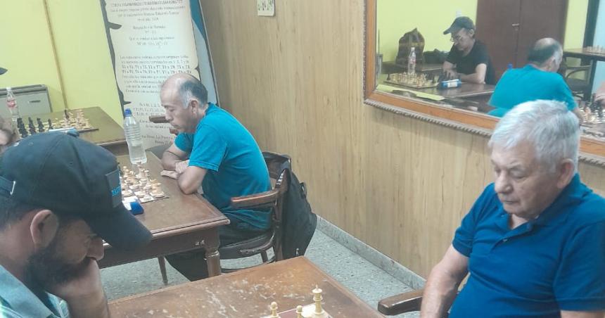 Rossi y Llanos al frente