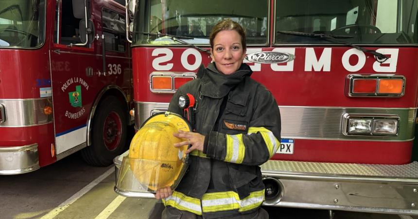 Cristina Suaacuterez la segunda mujer en la historia del Cuerpo de Bomberos de la Policiacutea