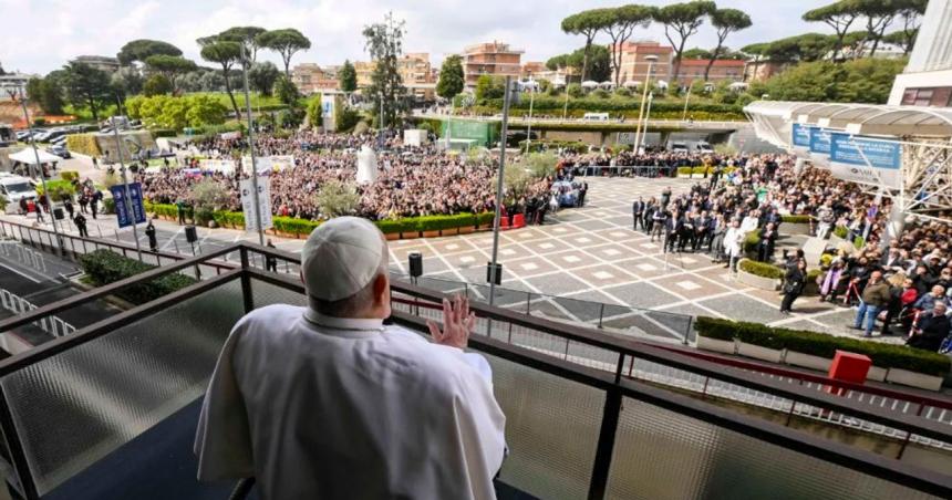 Francisco estuvo a punto de morir dos veces dijo el meacutedico del Papa