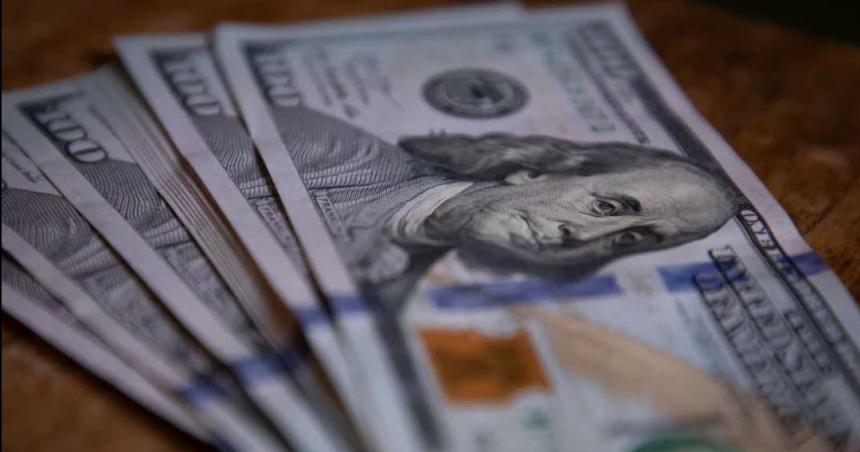 Crece la dolarizacioacuten y el blue quedoacute a un paso de los 1300