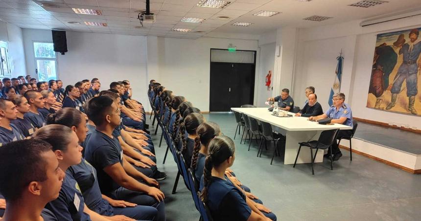 Autoridades visitaron a los aspirantes a agentes y cadetes de la Policiacutea