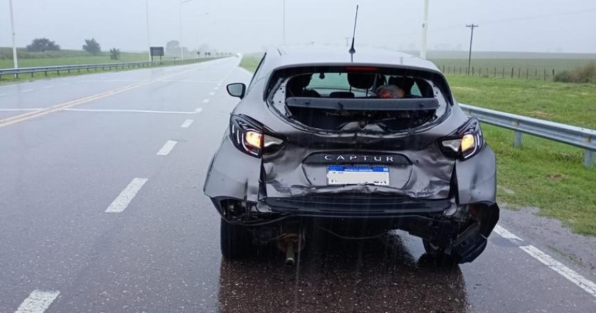 Una camioneta chocoacute un auto en medio de la lluvia en el cruce de las rutas 5 y 7 