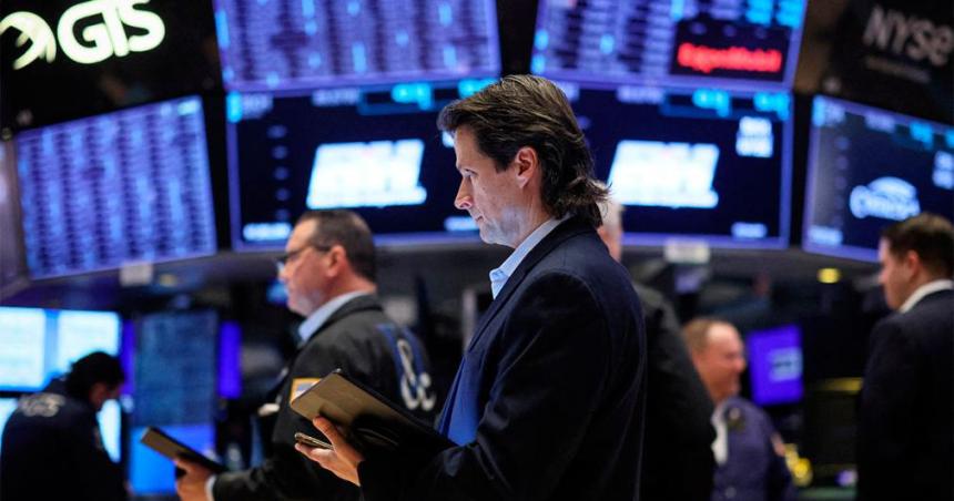 El doacutelar blue cerroacute en 1310 y cayeron las acciones argentinas por la incertidumbre con el FMI