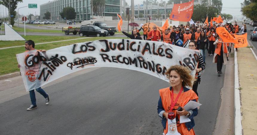 Judiciales denuncian  amedrentamiento por parte del juez Fernaacutendez Mendiacutea