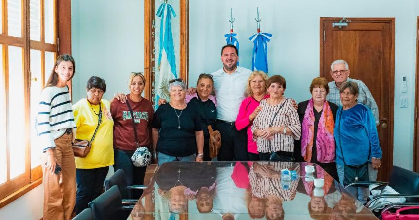 Di Naacutepoli recibioacute a vecinos de Caleufuacute