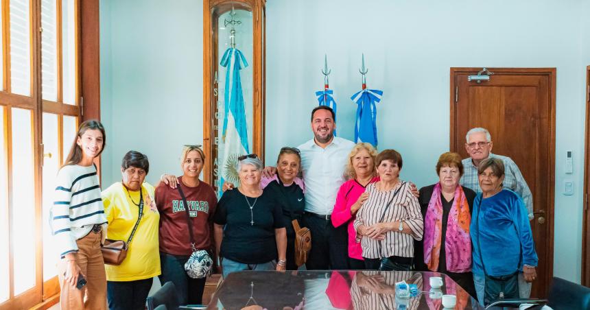 Di Naacutepoli recibioacute a vecinos de Caleufuacute que visitan Santa Rosa