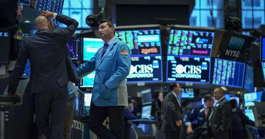 Caiacuteda en el precio de las acciones y suba del riesgo paiacutes a pesar del apoyo del FMI
