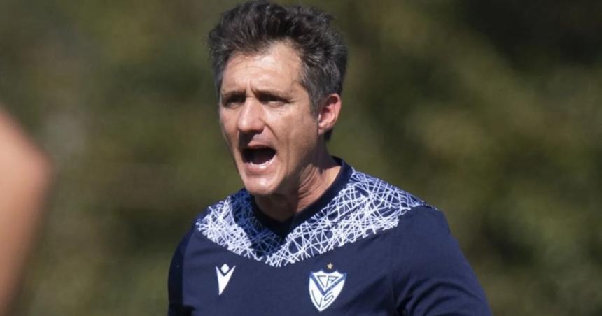 Veacutelez recibe a Riestra con el debut de Barros Schelotto