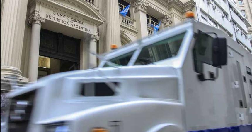 El BCRA tuvo otra fuerte sangriacutea de divisas y las reservas cayeron a USD 25775 millones