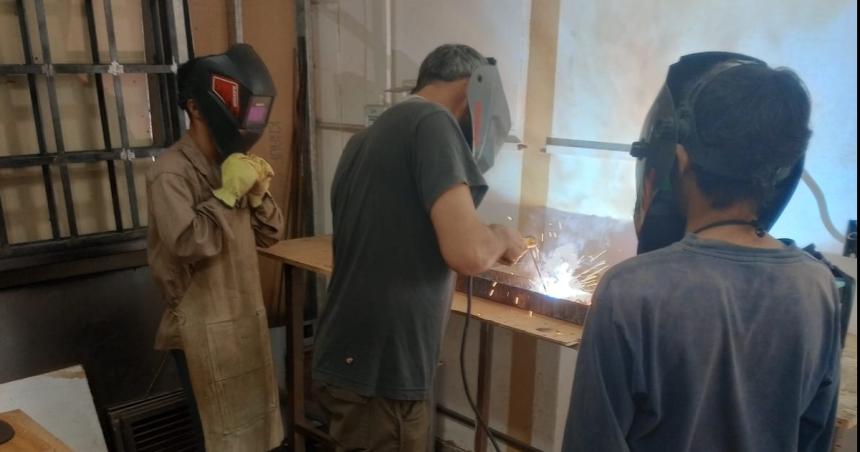 Difunden actividades para adolescentes en los barrios santarrosentildeos