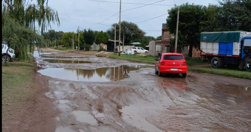 Vecinos piden una solucioacuten ante el peligroso estado de la calle Teleacuten- Es un chiquero
