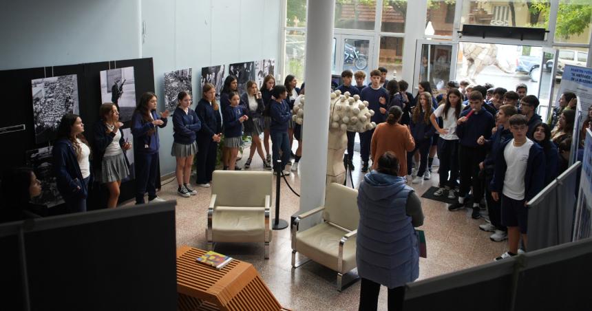 Maacutes de 600 estudiantes visitaron las muestras por la Semana de la Memoria
