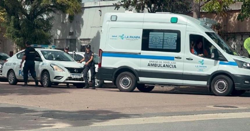 Policiacuteas y el SEM asistieron a una mujer por lesiones tras una rintildea en la calle