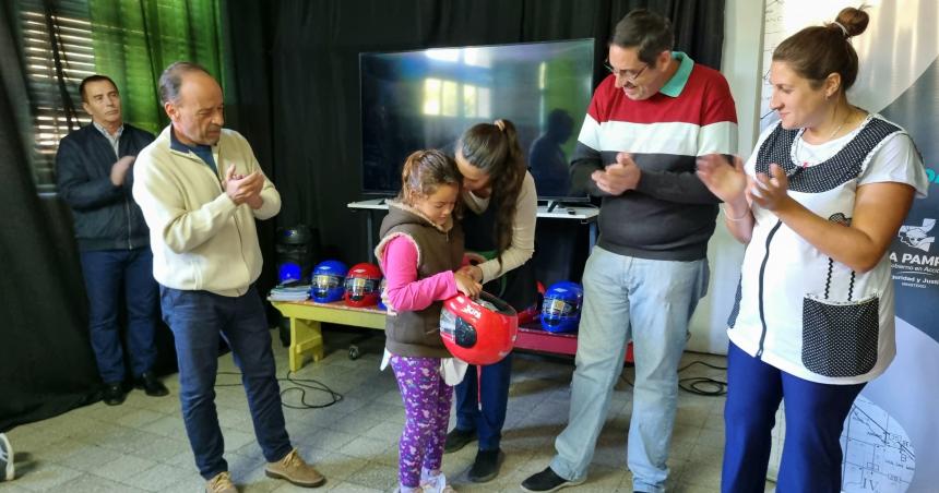 Capacitacioacuten y entrega de cascos en Speluzzi