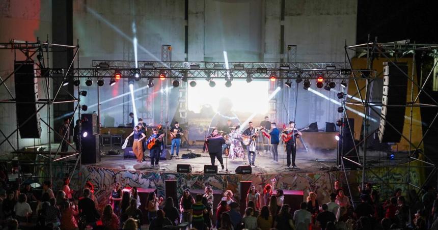 Gran convocatoria durante la primera Expo Mercado Artesanal