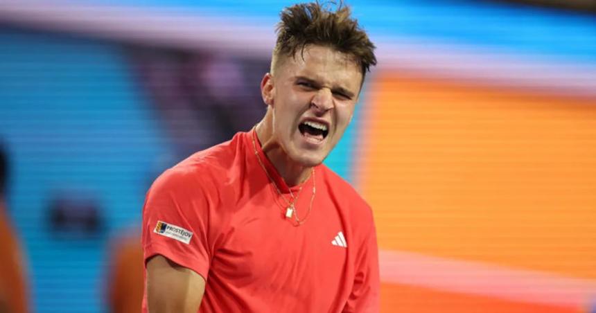 Mensik sorprendioacute a Djokovic en la final de Miami