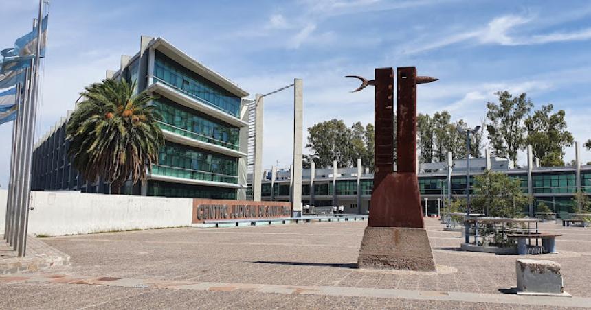 Condenan a una madre por amenazar a su hija que llegoacute tarde