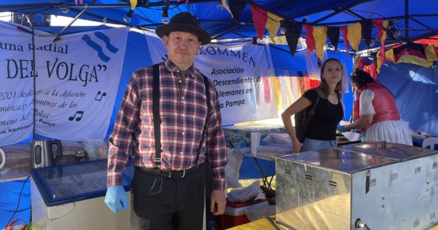 Otra fiesta de las colectividades con sus comidas y danzas