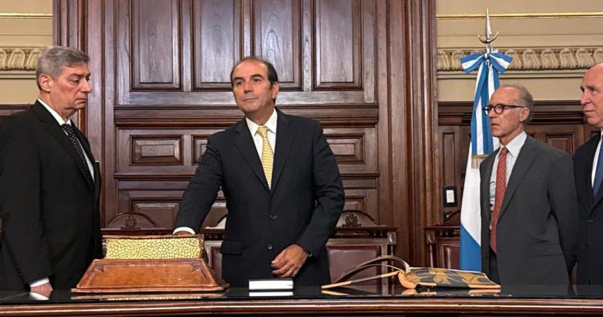 Le prohiben a Garciacutea-Mansilla intervenir en las causas que esteacuten en traacutemite en la Corte