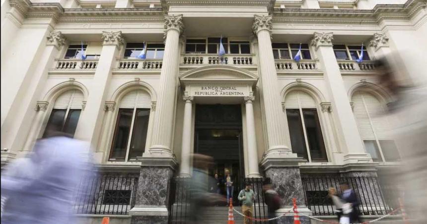 El Banco Central volvioacute a vender divisas y en tres semanas perdioacute casi USD 3000 millones