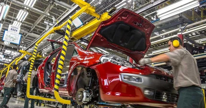 En marzo hubo una fuerte suba en las ventas de autos pero bajoacute la produccioacuten
