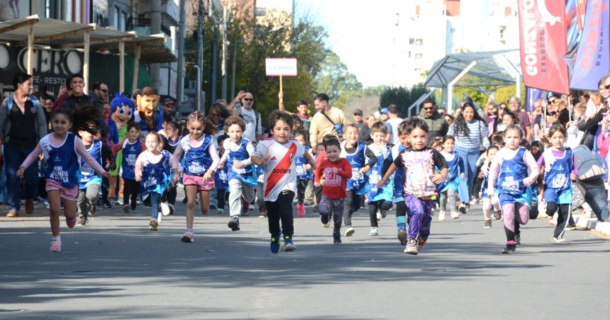 Maacutes de 700 nintildeos y nintildeas disfrutaron la mini maratoacuten A Pampa Traviesa