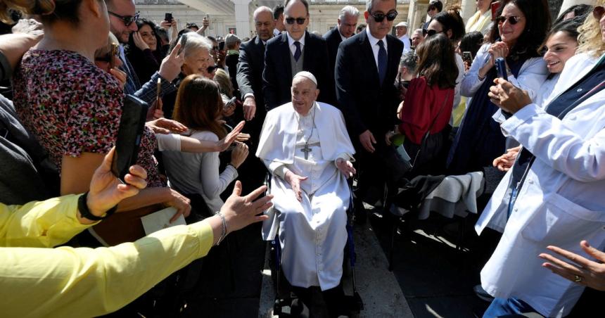 El Papa reaparecioacute por sorpresa ante los fieles en la Plaza San Pedro