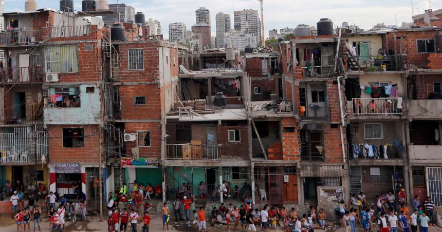 El 40-en-porciento- de los joacutevenes de barrios populares no cree tener futuro