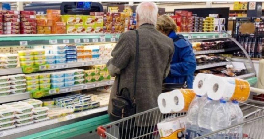 Frente a la incertidumbre del doacutelar se acelera la suba de los alimentos