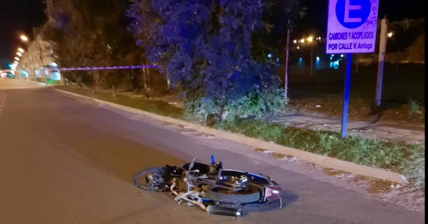 El motociclista que chocoacute contra un cordoacuten sigue en estado criacutetico