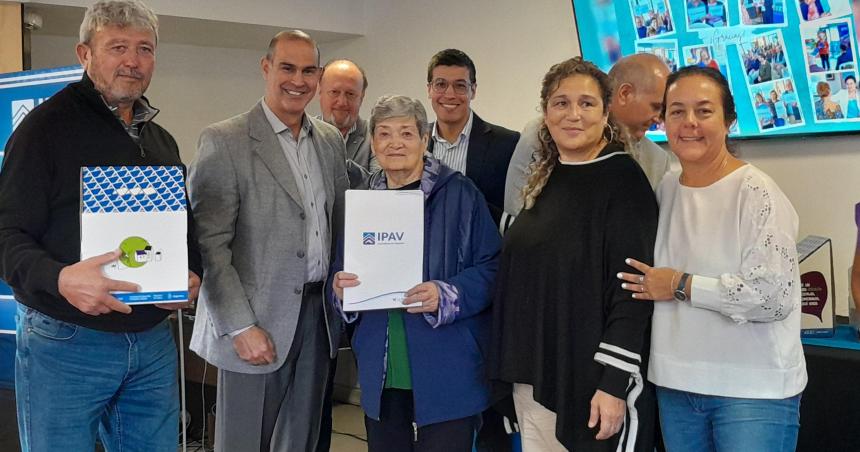 Siete familias recibieron las escrituras de sus viviendas