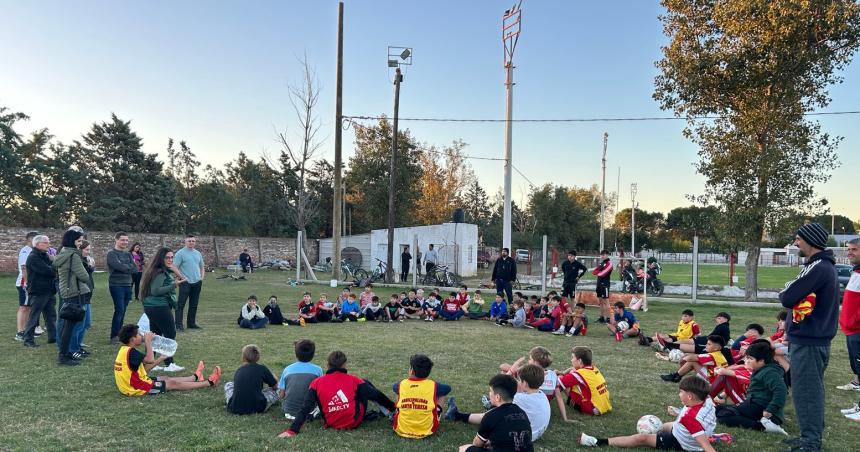 Dotan de luminarias led complejo deportivo de Huracaacuten de Guatracheacute