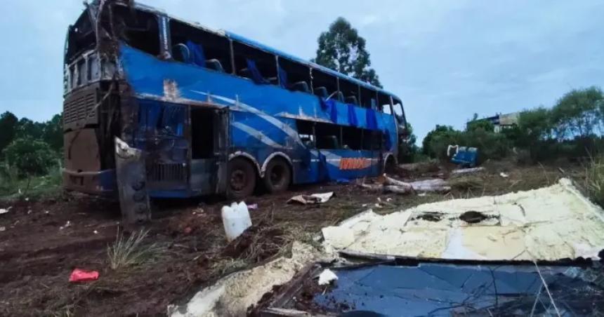 Ocho obreros de un aserradero murieron en el vuelco de un micro en Misiones