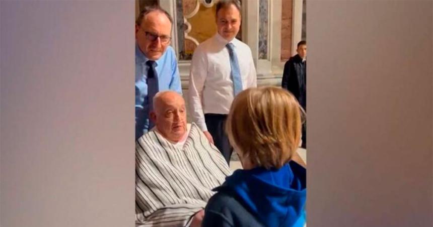 Sorpresa en el Vaticano- el papa Francisco visitoacute la basiacutelica de San Pedro en camiseta y poncho