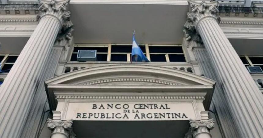 Pese al anuncio el Central ordenoacute no vender maacutes de US 100 mensuales por ventanilla