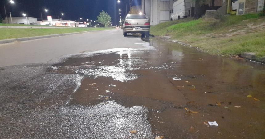 Una peacuterdida de agua que lleva tres diacuteas