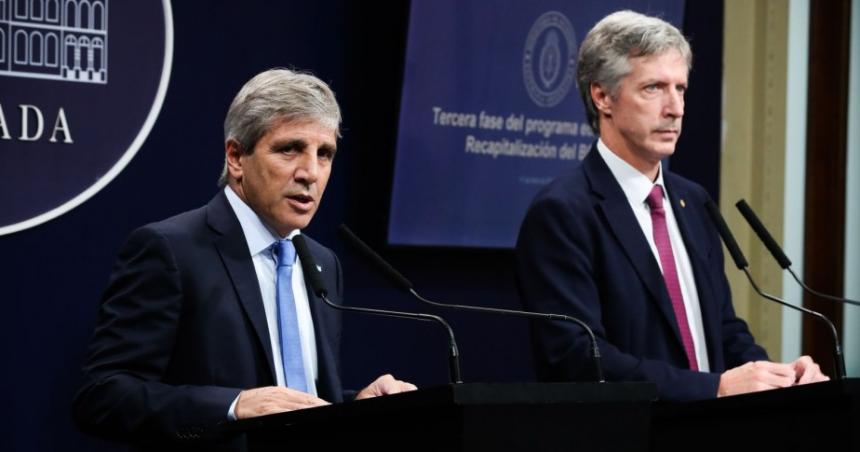 Con una devaluacioacuten Caputo anuncioacute el acuerdo con el FMI y el fin del cepo cambiario desde el lunes