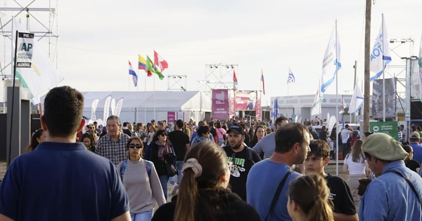 Maacutes de 85 mil personas acompantildearon la Expo PyMEs