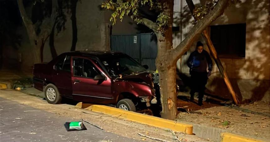 Conmocioacuten- se quedoacute dormido mientras manejaba chocoacute contra un aacuterbol y su padre murioacute tras el impacto