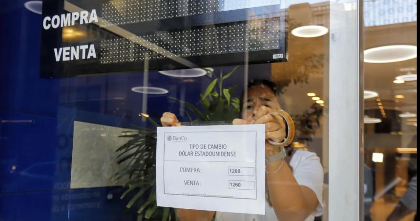El doacutelar cerroacute a 1230 en el primer diacutea sin cepo  