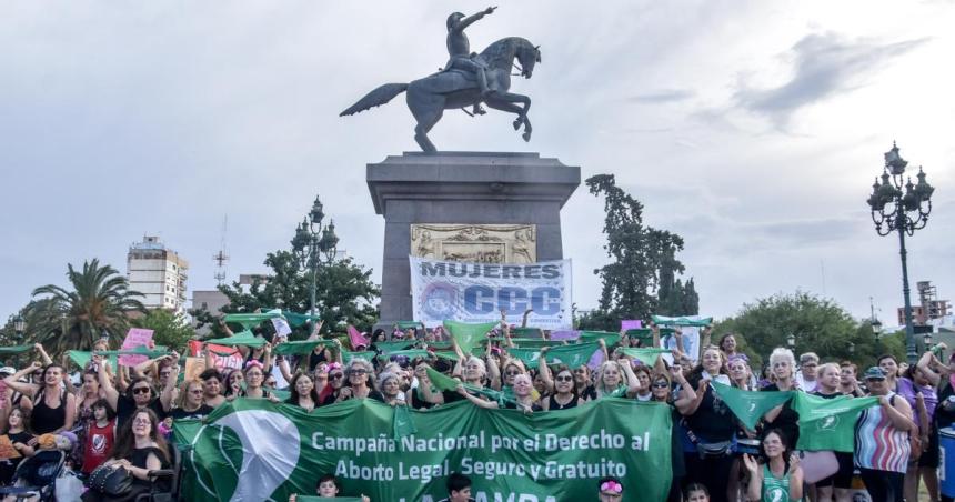 El Foro por el Aborto respalda a la docente condenada- protesta gremial en Pico