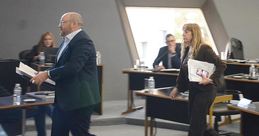 Robledo culpoacute a Aliaga por otro retardo con las recategorizaciones