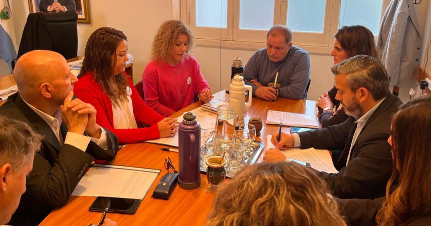 Judiciales llevaron una propuesta y el Gobierno responderaacute la semana proacutexima