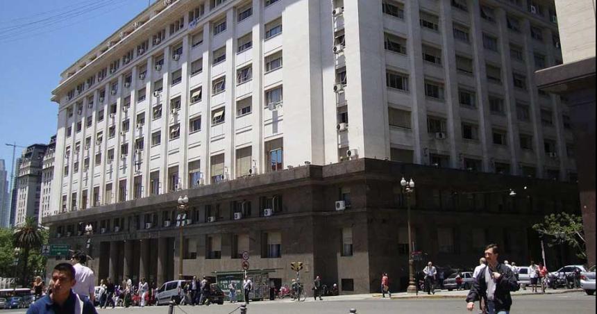 La cuentas puacuteblicas registraron en marzo un superaacutevit de  398909 millones