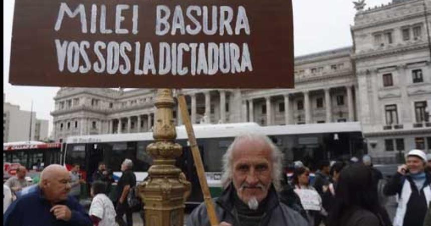 Incidentes entre jubilados y efectivos de la Policiacutea Federal durante la marcha 