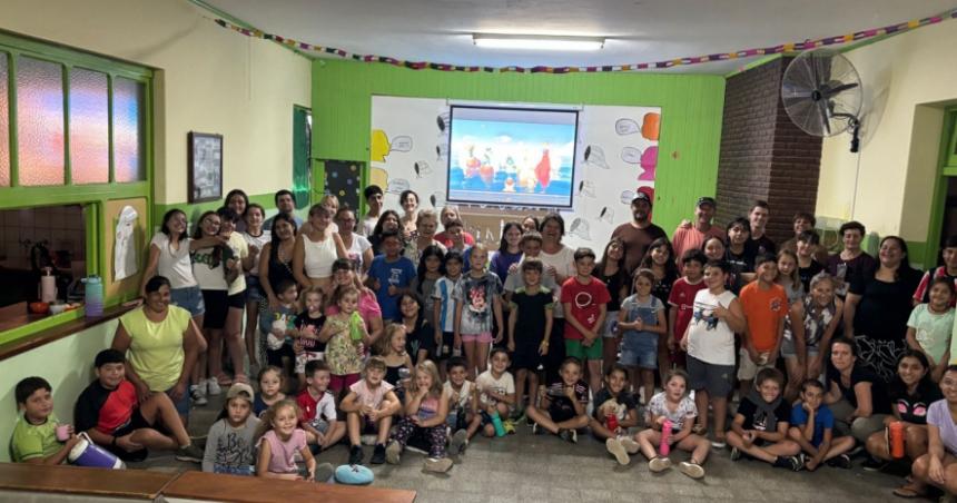 Cine Solidario de joacutevenes cooperativistas en Colonia Santa Mariacutea