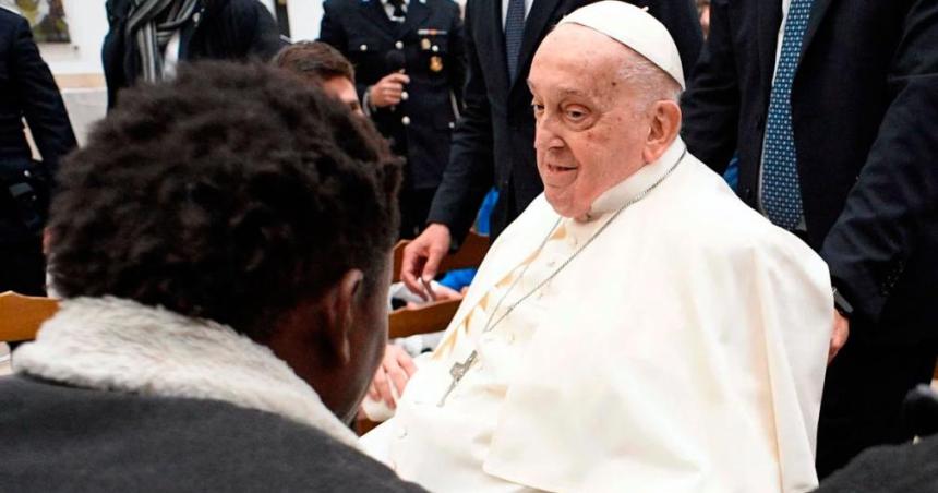 En medio de su recuperacioacuten el papa Francisco visitoacute una caacutercel romana por Jueves Santo