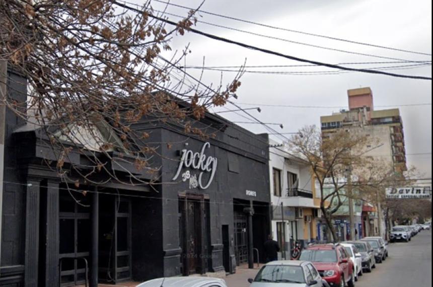 Batahola de 30 personas en el centro santarrosentildeo- robo del arma a un policiacutea y agresioacuten a un taxista