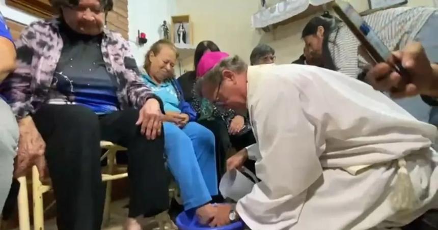 Fuerte mensaje social en el Jueves Santo- la Iglesia lavoacute los pies de jubilados